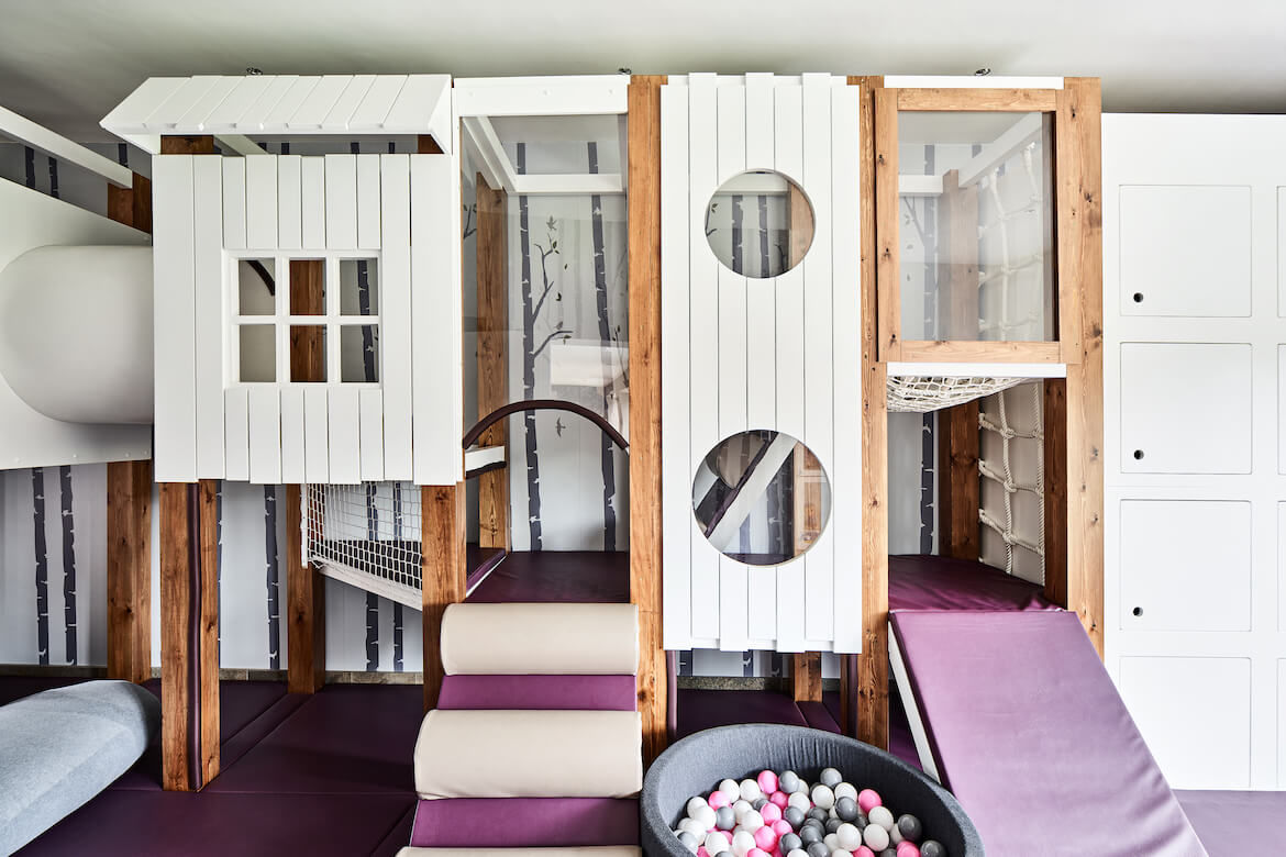 Bespoke play frame with soft play, slide, ball pool and toy storage. Tigerplay Dormitorios infantiles modernos: Madera maciza Multicolor playroom, kids room, soft play, play house