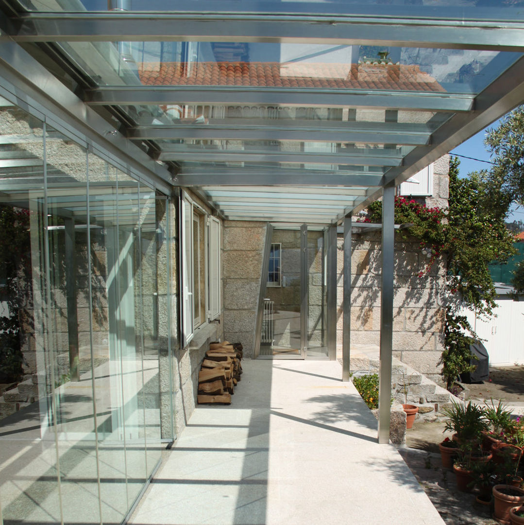 Vivienda Cangas, Rodrigo Portanet Arquitecto Rodrigo Portanet Arquitecto ระเบียง, นอกชาน