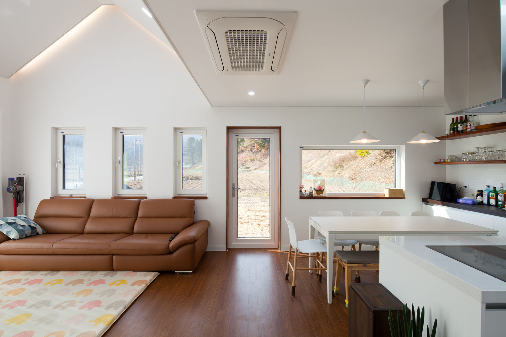 [인제목조주택] 따스한 햇살을 받아들이는 인제 단층주택, 위드하임 Withheim 위드하임 Withheim Modern living room