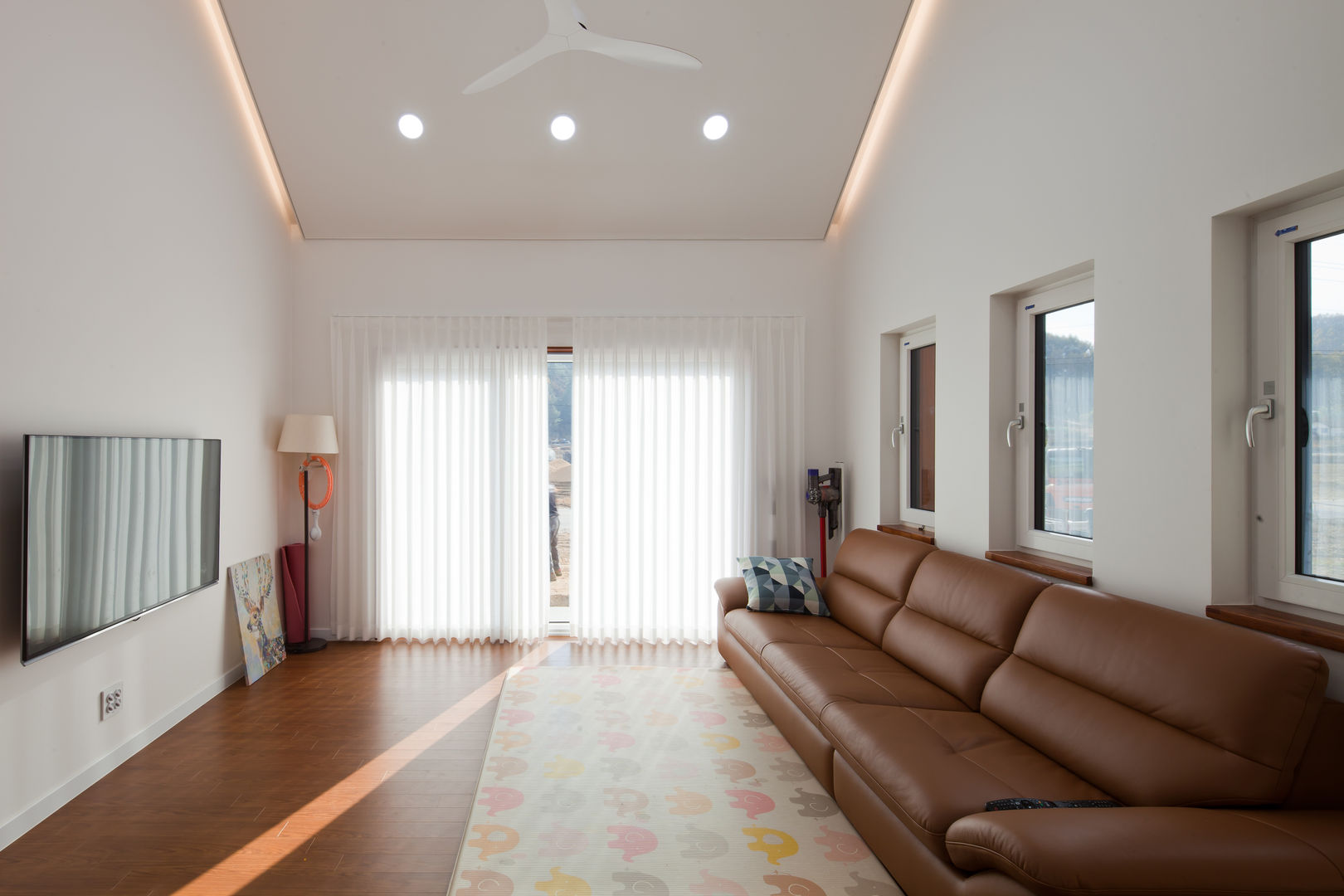 [인제목조주택] 따스한 햇살을 받아들이는 인제 단층주택, 위드하임 Withheim 위드하임 Withheim Salas modernas