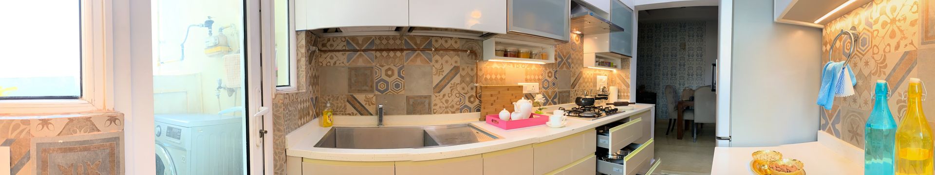 Vanilla color theme with the contrasting yellow highlights homify Kitchen