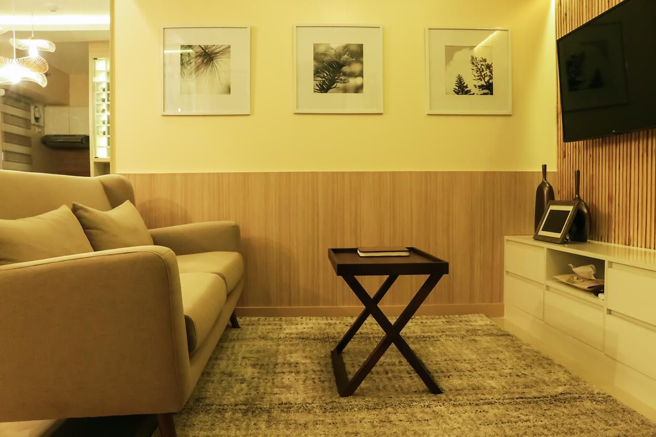 2 Bedroom Modern Tropical Condo , CIANO DESIGN CONCEPTS CIANO DESIGN CONCEPTS غرفة المعيشة خشب Wood effect