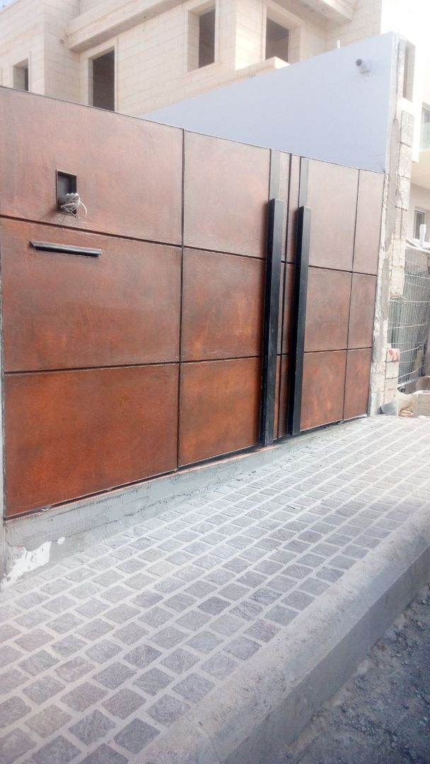 Esterno con Piscina in Microcemento, A-Vida Italia A-Vida Italia Modern style doors Concrete