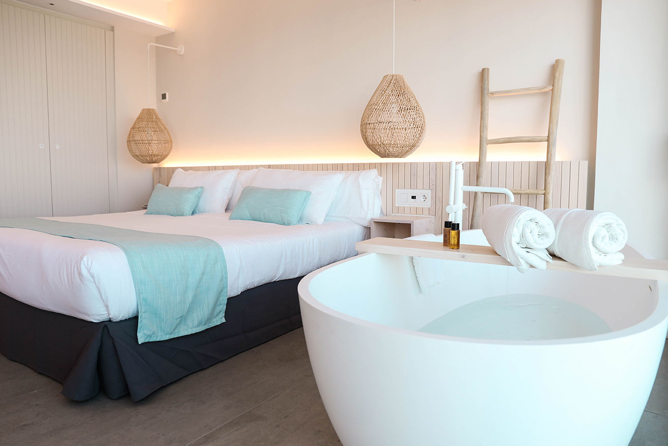 Un DORMITORIO mediterráneo con JACUZZI y BAÑO, sb design studio sb design studio Mediterranean style bedroom