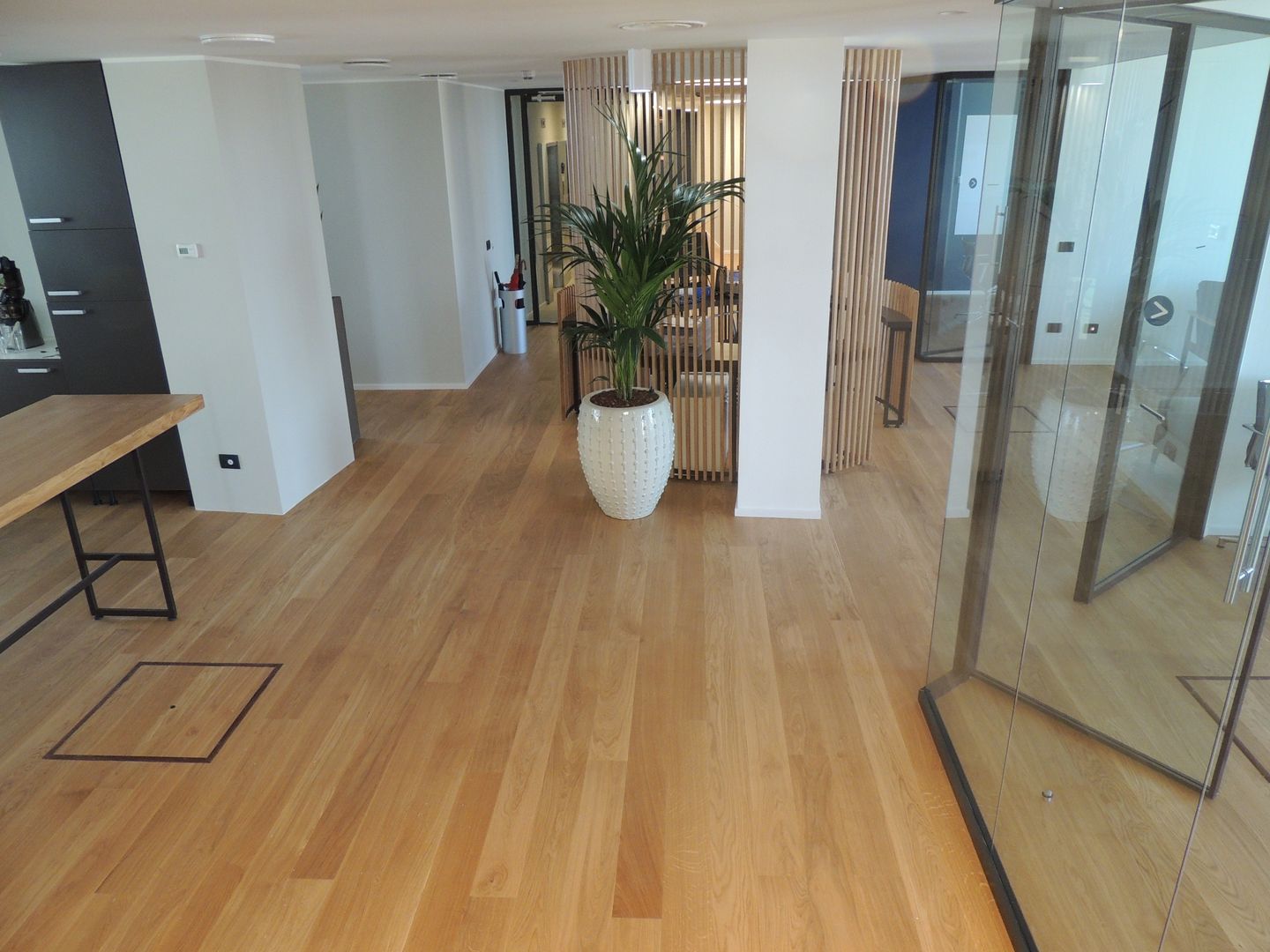 sede società finanziaria, specialistidellegno srl specialistidellegno srl Dinding & Lantai Modern Kayu Wood effect Wall & floor coverings