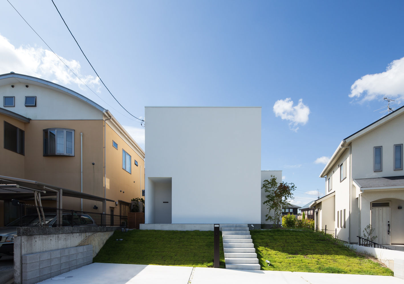 House-U, タカヤマ建築事務所 タカヤマ建築事務所 ミニマルな 家 空,雲,昼間,財産,建物,窓,植物,土地区画,アーバンデザイン,近所