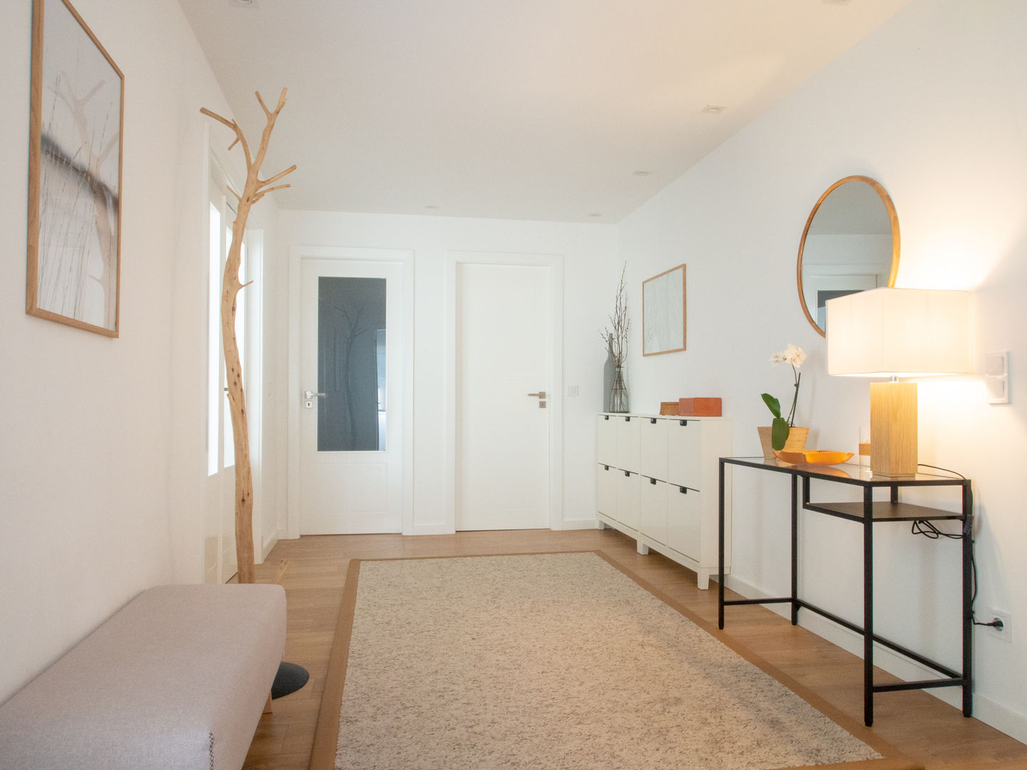 A+A Apartment - Lisbon, MUDA Home Design MUDA Home Design ทางเดินสไตล์สแกนดิเนเวียห้องโถงและบันได