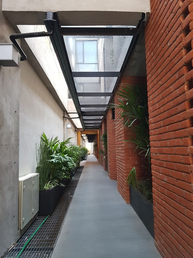 Edificio San José Insurgentes Merkalum Pasillos, vestíbulos y escaleras modernos Vidrio