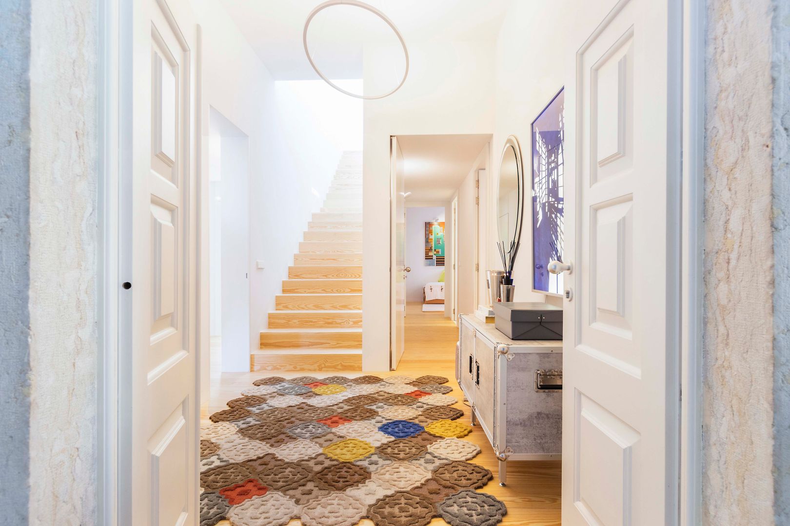 Duplex | Castelo| Portugal, Atelier Renata Santos Machado Atelier Renata Santos Machado Modern corridor, hallway & stairs