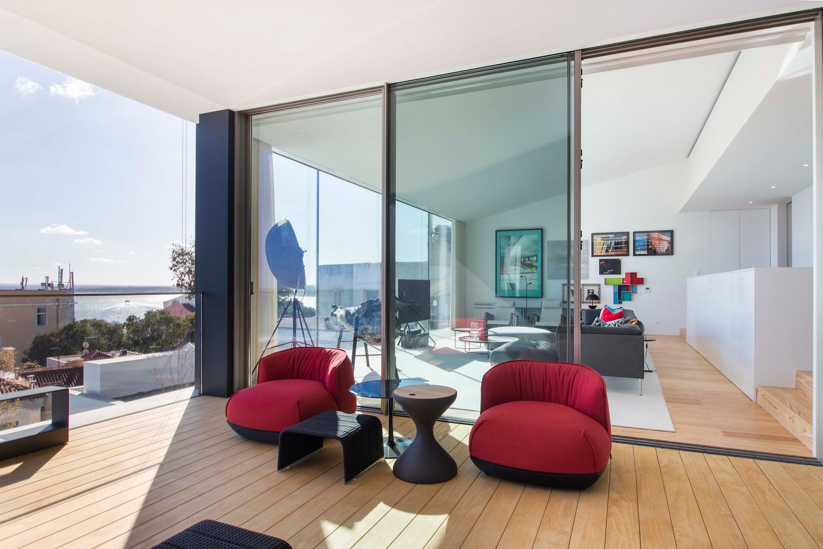 Os interiores modernos e irreverentes de um duplex com uma sublime ...
