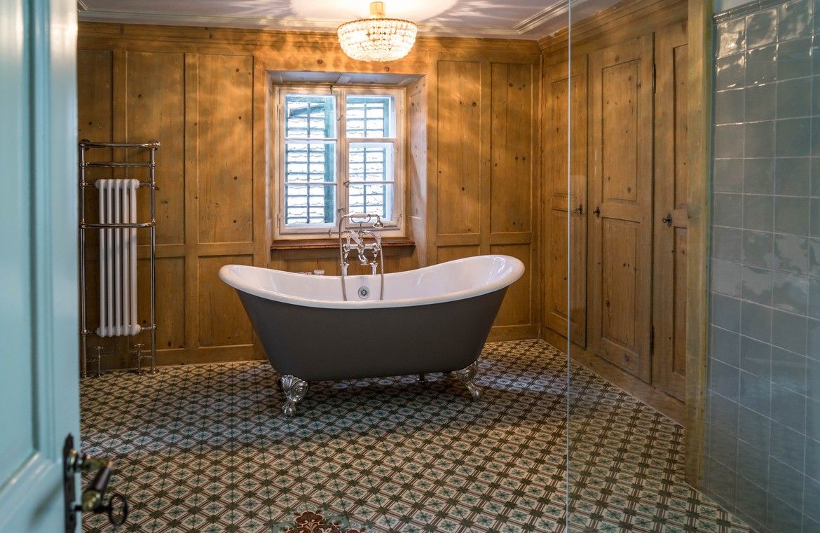 Badezimmer im Landhausstil, Traditional Bathrooms GmbH Traditional Bathrooms GmbH حمام