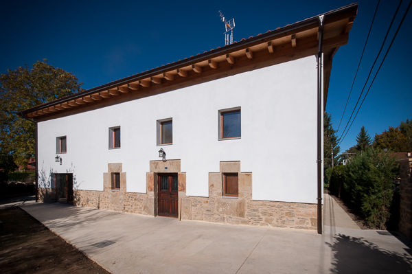 Fachada principal homify Casas unifamilares caserio rustico rural casa de pueblo reforma rehabilitacion integral cubierta madera muro carga piedra vista