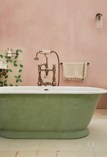 Fresco kalkverf in de kleur Poetic Blue, en Marrakech Walls in de kleur Old Rose Pure & Original Rustieke badkamers badkamer, badkuip, groen, roze,Decoratie