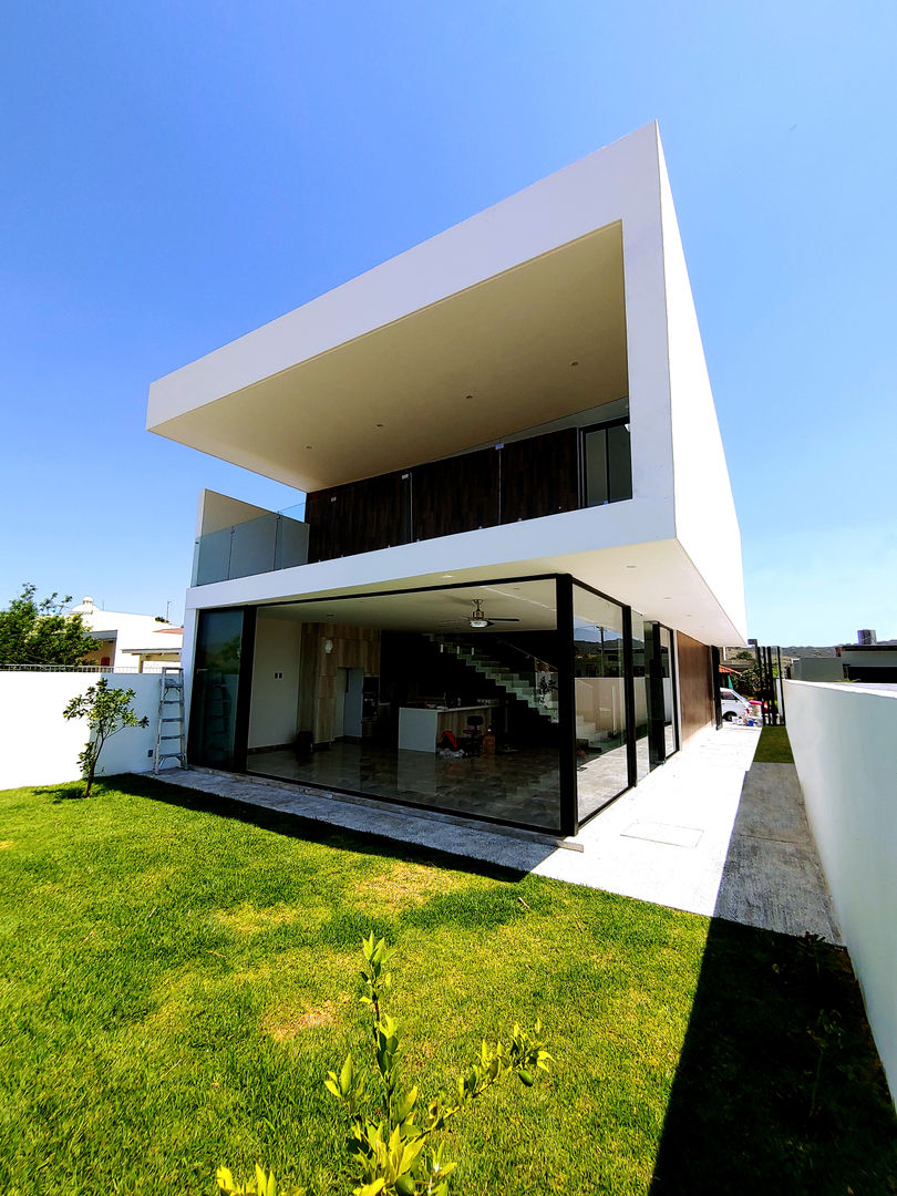 Fachada posterior, casa moderna con volados, ventanales de cristal y espacios abiertos DOS Arquitectura y construcción Casas estilo moderno: ideas, arquitectura e imágenes