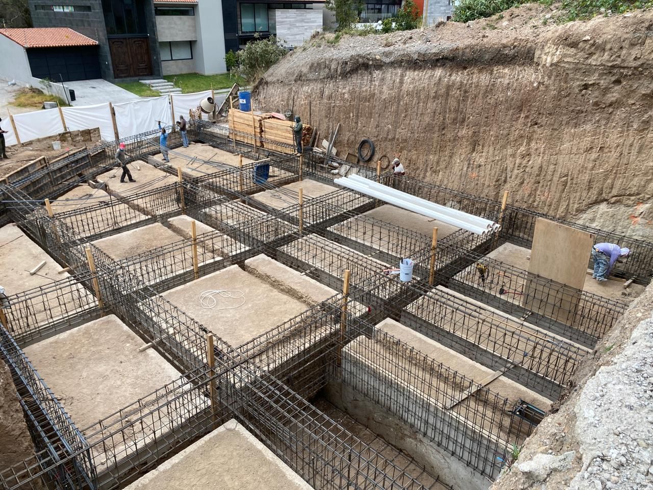 Herramientas De Albañilería Apoyado En Una Pared De Concreto