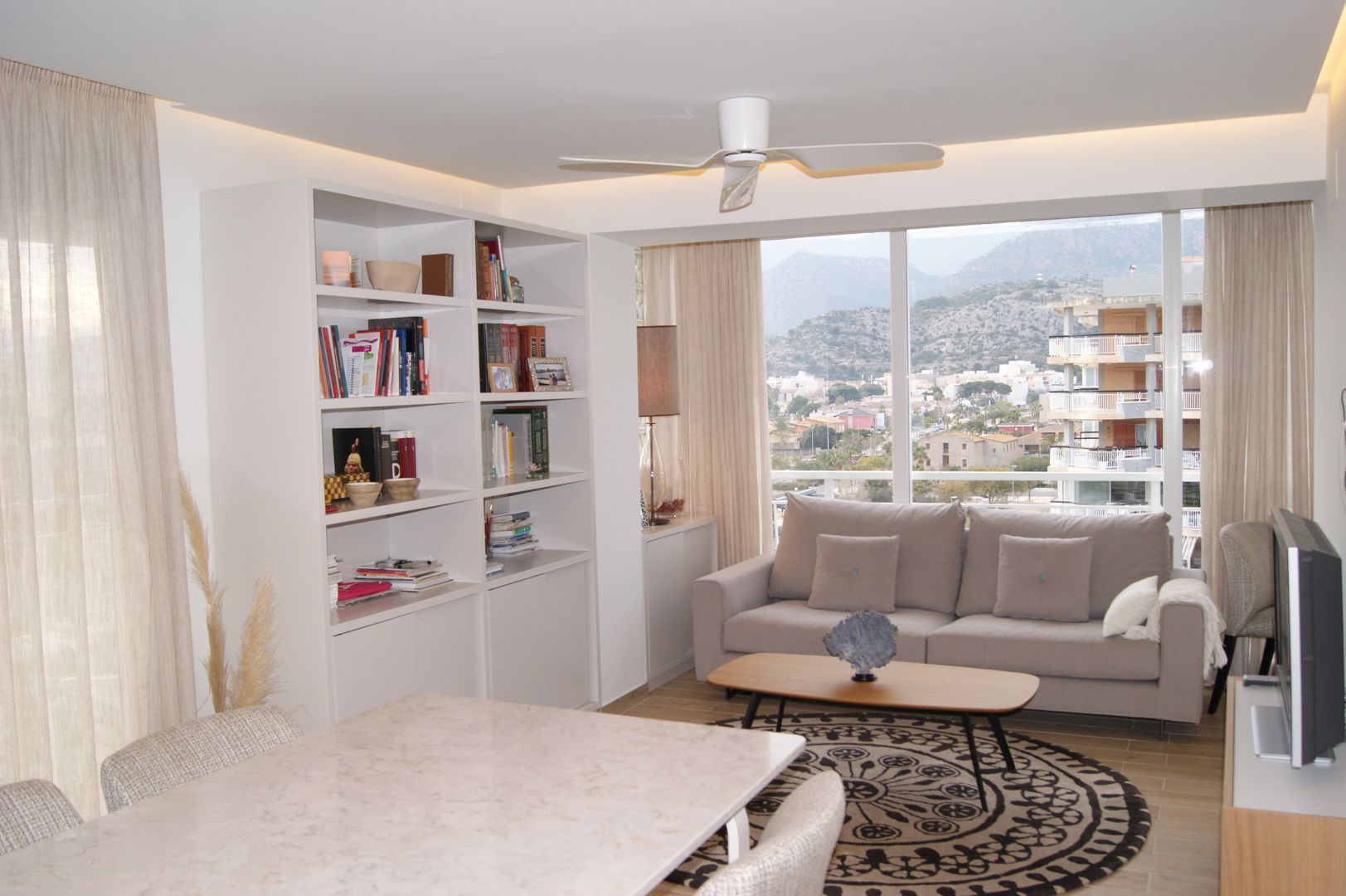 INTERIORISMO: Reforma completa de un apartamento en Benicasim, Sara Hueso Fibla Sara Hueso Fibla غرفة المعيشة أبلكاش
