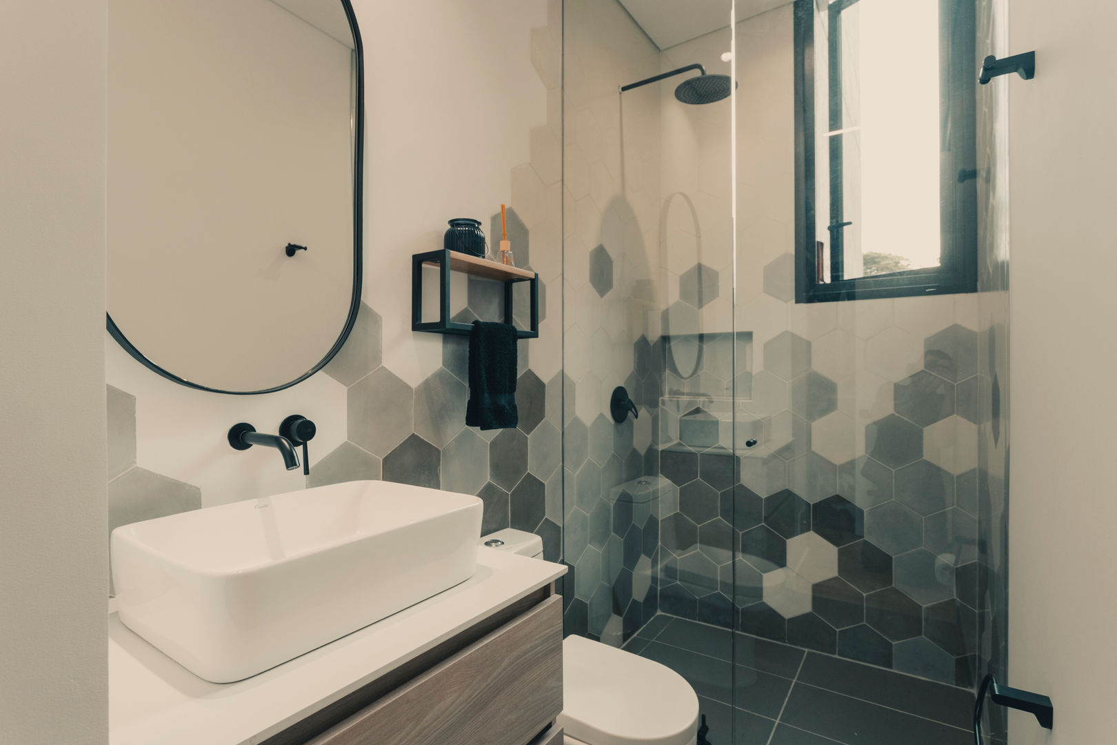 Baño habitacion numero 2 Adrede Arquitectura Baños de estilo moderno Cerámico Blanco baño moderno, arquitectura, construccion