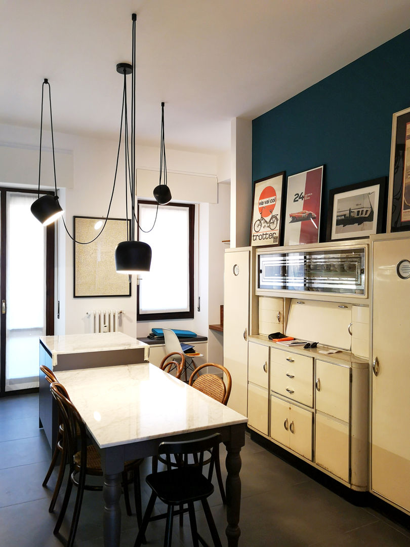 Cucina con isola Studio Zay Architecture & Design Cucina eclettica Legno Blu cucina su misura, cucina design, arredamento vintage, cucina vintage, dispensa anni 50, mobili laccati, mobili su misura