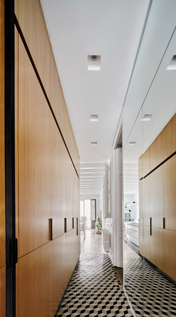 homify Minimalist corridor, hallway & stairs