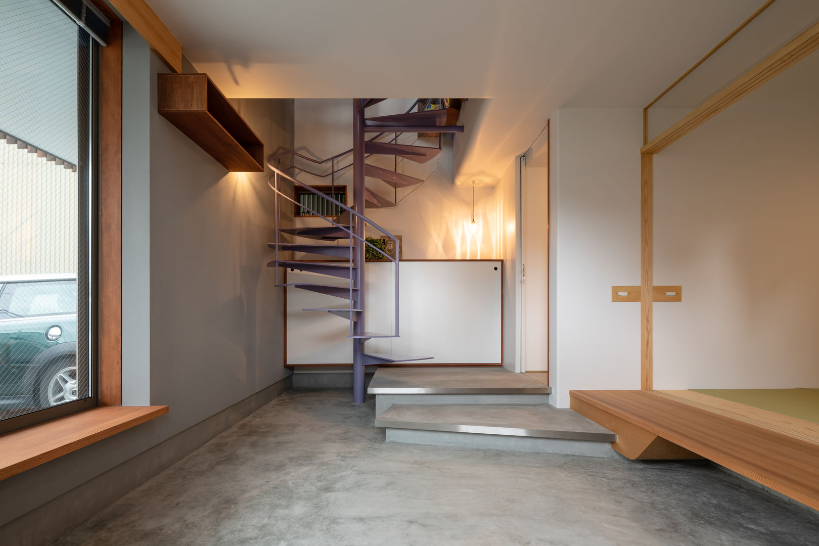 螺旋×shelf, 一級建築士事務所 SAKAKI Atelier 一級建築士事務所 SAKAKI Atelier Modern corridor, hallway & stairs Concrete