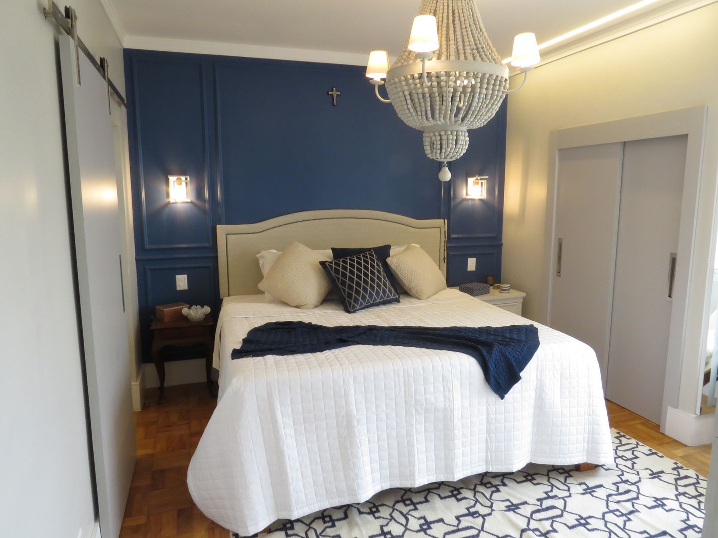 Quarto Aconchegante Arquitetura Minuto Quartos coloniais Madeira Efeito de madeira quarto azul, quarto romântico, quarto diferente