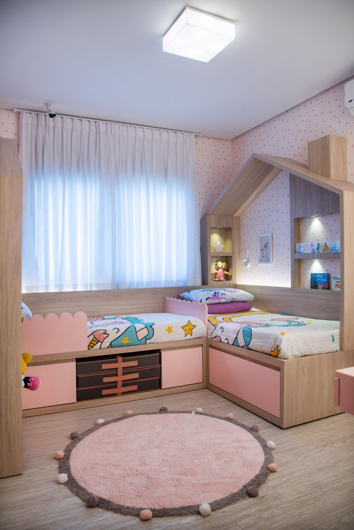 Quarto da Isabella e da Helena JuBa - Arquitetando Ninhos Quartos das meninas quarto infantil,quarto de menina,cama casinha,escrivaninha,camarim