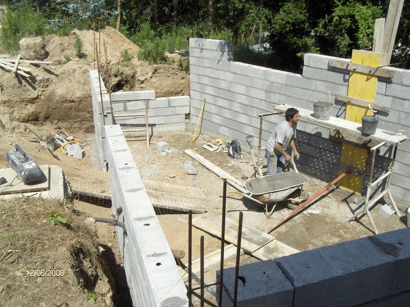 Decoração em moradia nos arredores do Porto. Problemas específicos com solução à medida e piscina., Renato Fernandes - arquitetura Renato Fernandes - arquitetura Garden Pool Bricks