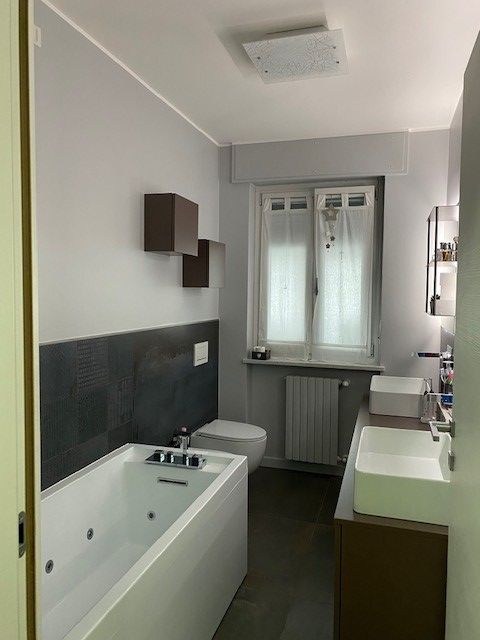 Restyling totale: bagno padronale dopo il restyling Silvia Camporeale Interior Designer Bagno moderno Piastrelle Bagno moderno, restyling totale, restyling interni, Silvia Camporeale Interior Designer, intervento di ristrutturazione, ristrutturazione, interior designer