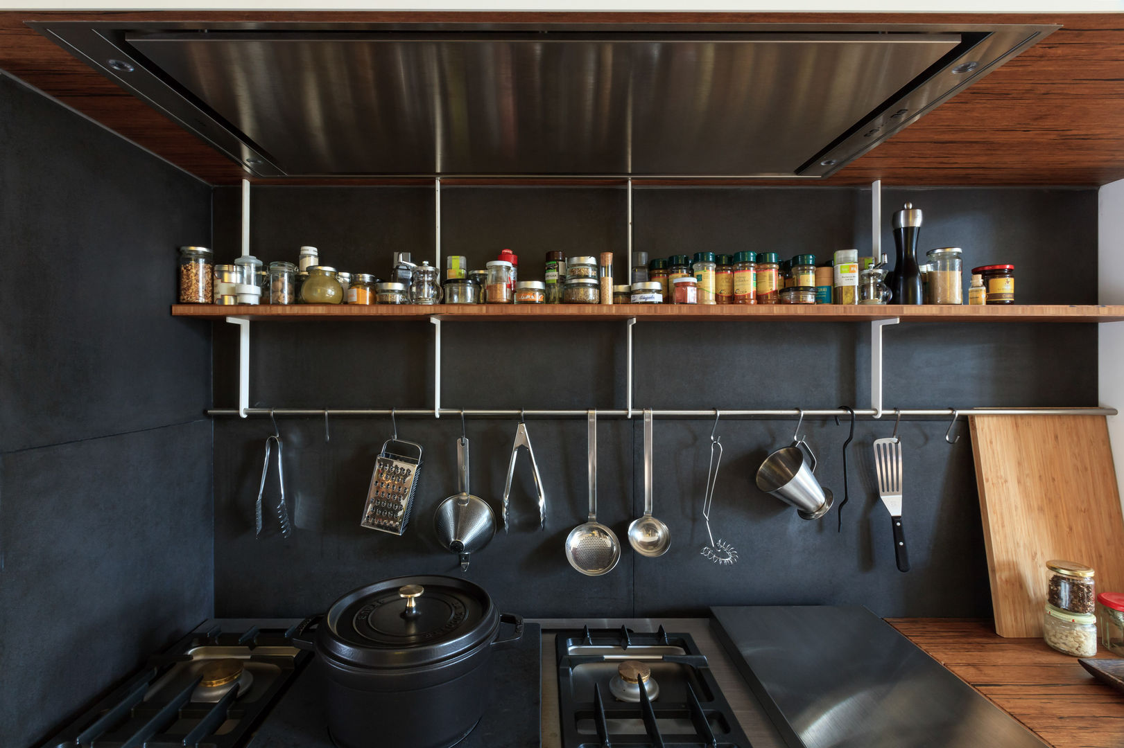 Une cuisine dans un loft complètement ouvert, JOA JOA مطبخ ذو قطع مدمجة بوص/ بامبو Green