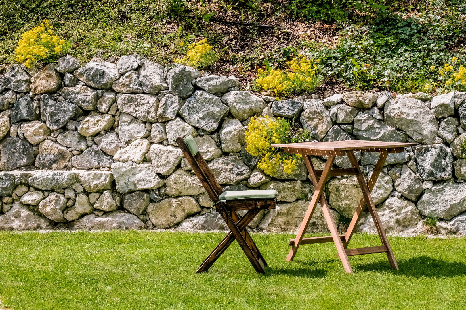 Hausgarten mit Naturstein, Brunnen und Wasserspiel, Garten- und Landschaftsbau Wolz GmbH Garten- und Landschaftsbau Wolz GmbH Сад Огорожі та стіни