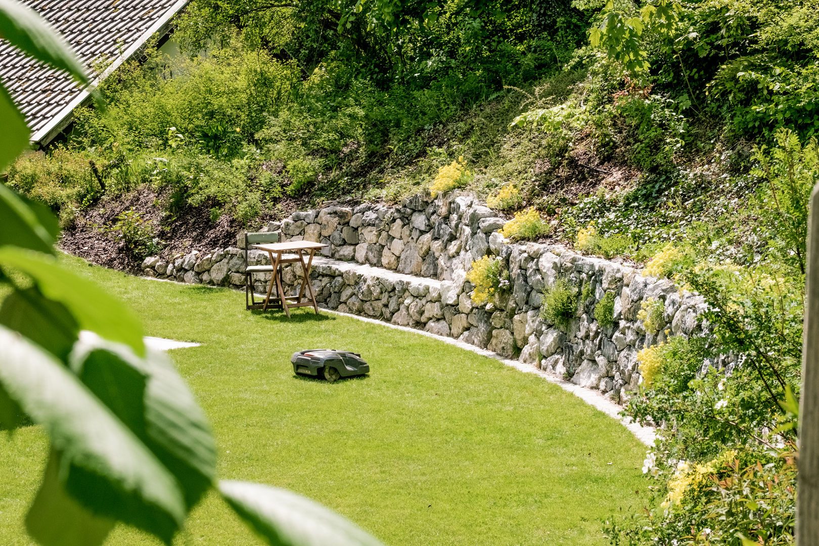 Hausgarten mit Naturstein, Brunnen und Wasserspiel, Garten- und Landschaftsbau Wolz GmbH Garten- und Landschaftsbau Wolz GmbH Commercial spaces Gastronomy