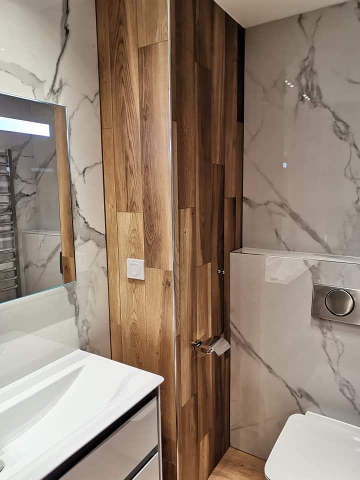 Una Reforma Integral de baño pequeño | Reformas Premium en Madrid | homify, David Mateos García David Mateos García Modern bathroom ٹائلیں