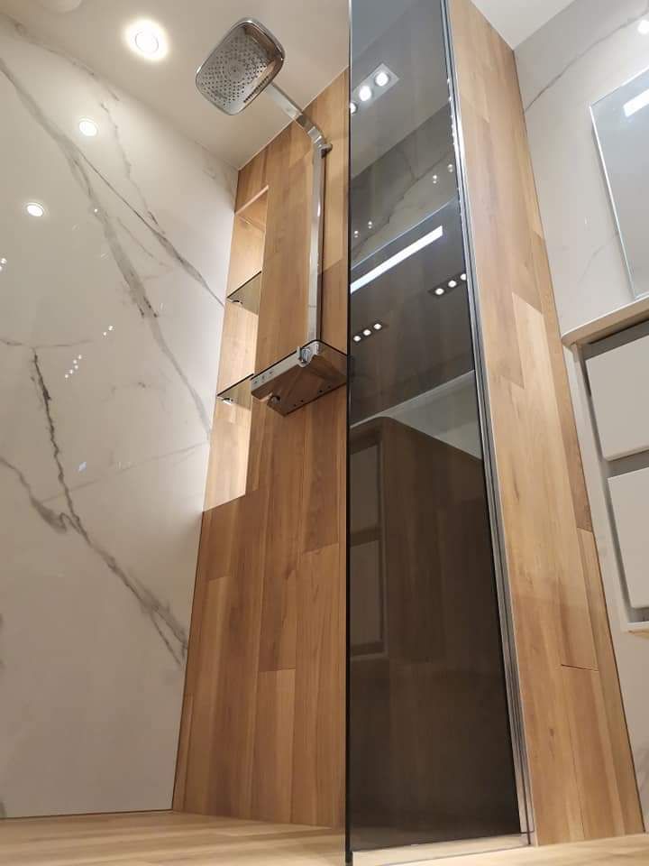 Una Reforma Integral de baño pequeño | Reformas Premium en Madrid | homify, David Mateos García David Mateos García Modern bathroom ٹائلیں