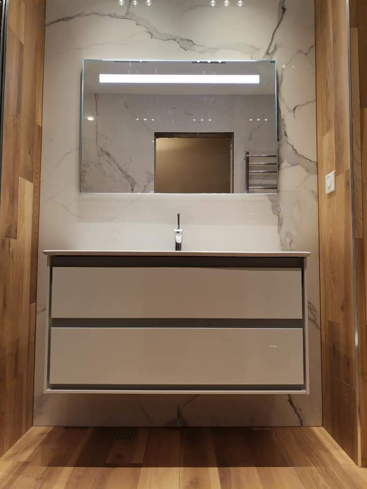 Una Reforma Integral de baño pequeño | Reformas Premium en Madrid | homify, David Mateos García David Mateos García Modern bathroom ٹائلیں