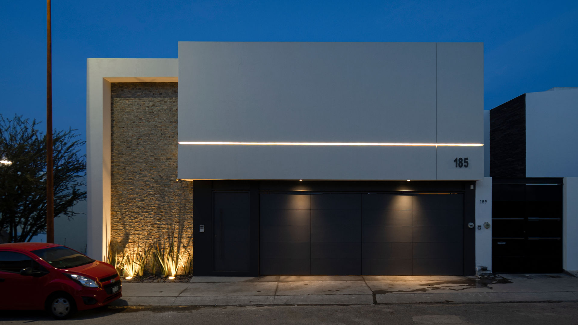 Fachada vista de noche GRUPO VOLTA Casas unifamiliares Vidrio fachada,interior,homify,arquitecto,minimalista,mexico,jardín,grupovolta,arquitectosmexico