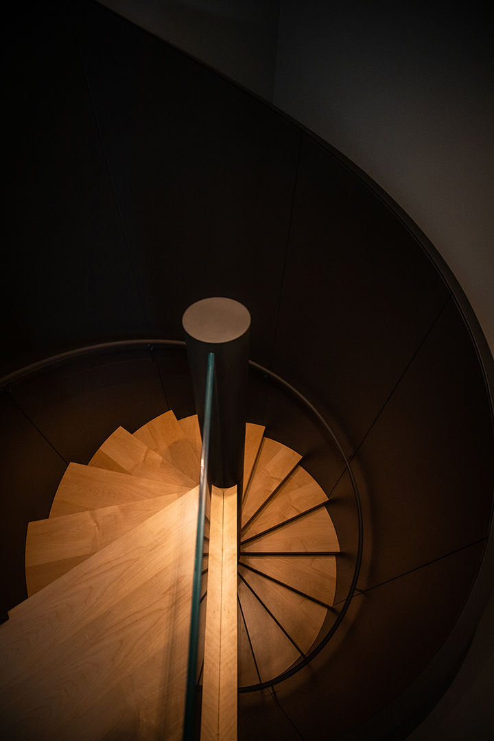 Escadaria - Casa na praia - SHI Studio Interior Design homify Merdivenler shistudio, shi studio, sheila moura azevedo, arquitetura, remodelação, projeto, praia, casa, moradia, porto, portugal, design, decoração, interiores