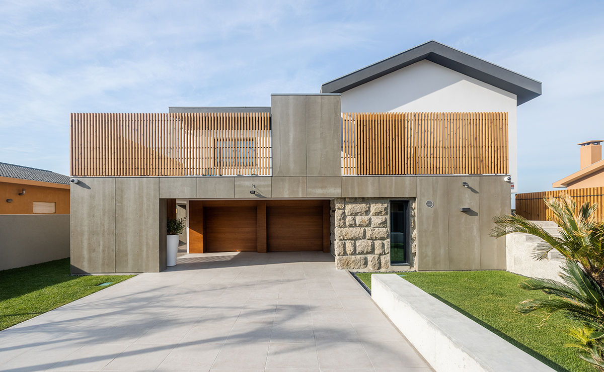 Fachada exterior - Casa na praia - Arquitetura | Decoração - Shi Studio Interior Design homify Villa shistudio, shi studio, sheila moura azevedo, moradia, casa, remodelação, arquitetura, decoração, praia, porto, matosinhos, design, interiores, decor, portugal