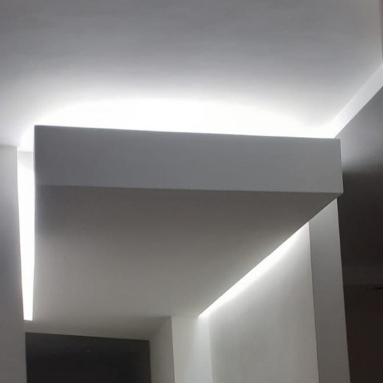 Renovatie van een villa in Italië, MEF Architect MEF Architect モダンスタイルの 玄関&廊下&階段 合板（ベニヤ板） 照明