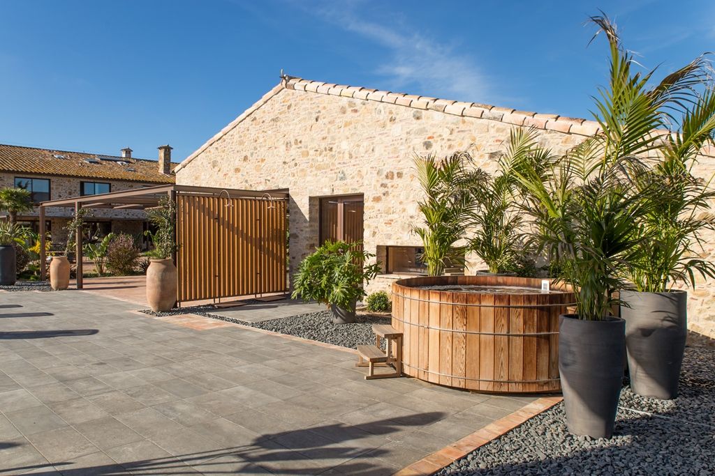 Jacuzzi de cedro como parte de terapias holísticas, CASÁRBOL CASÁRBOL Тераса