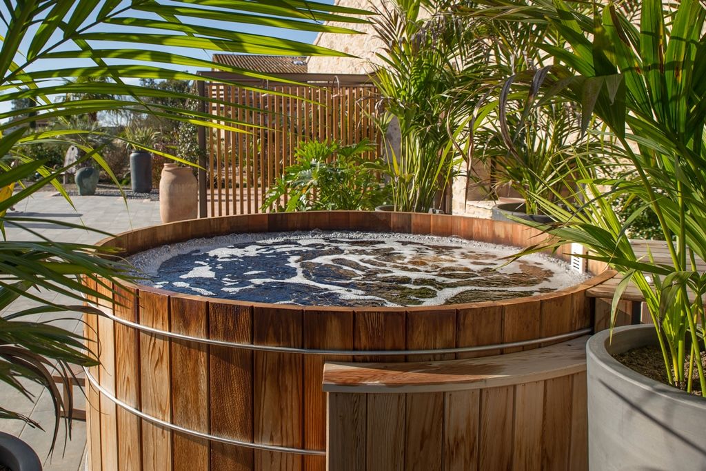 Jacuzzi de cedro como parte de terapias holísticas, CASÁRBOL CASÁRBOL Spa phong cách Bắc Âu