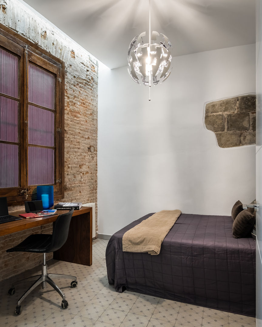 Vivienda en el Born, centro histórico de Barcelona, MANUEL TORRES DESIGN MANUEL TORRES DESIGN Modern style bedroom