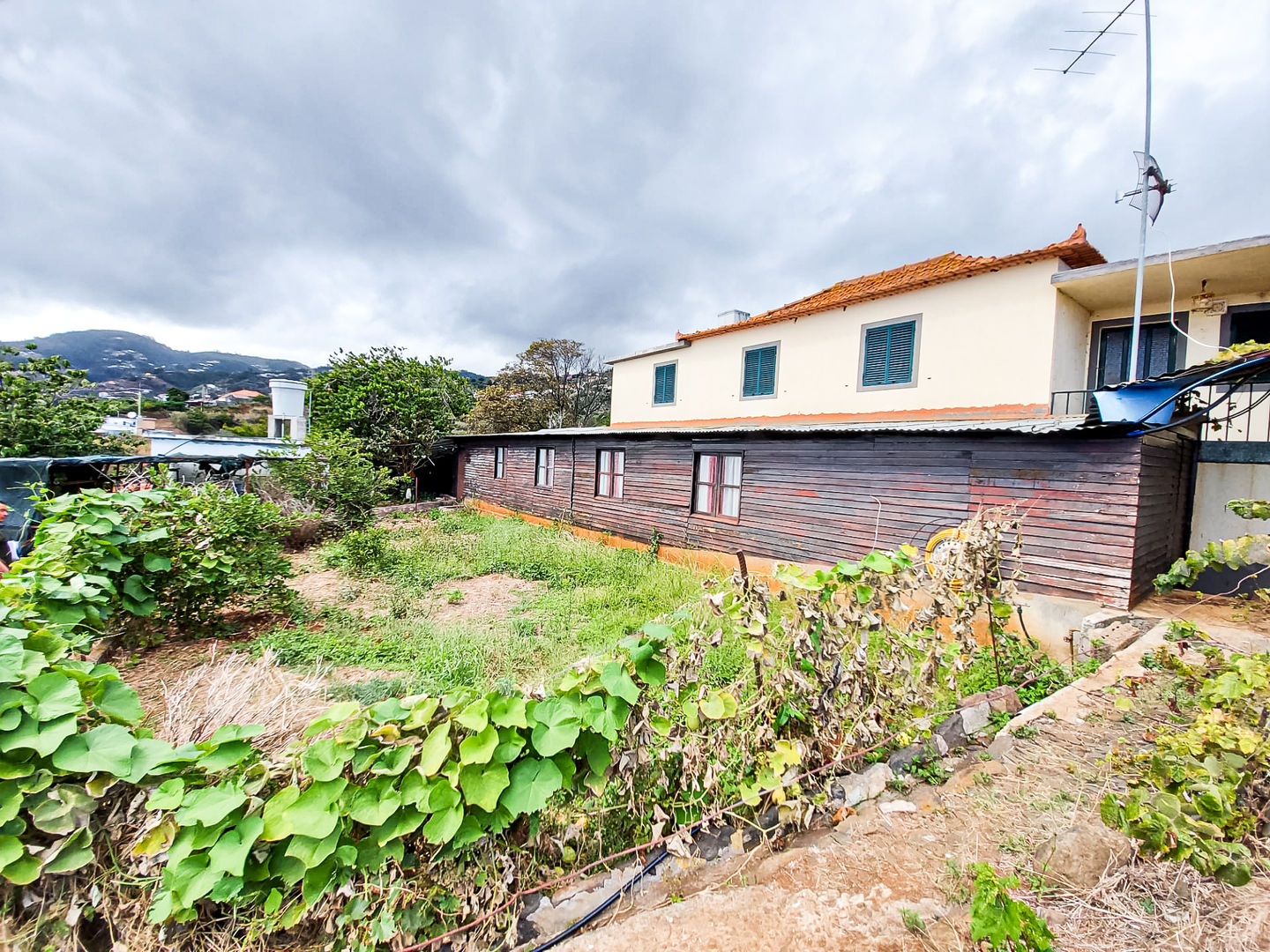 MORADIA T3 COM TERRENO SÃO GIL, campos de jesus unipessoal, lda campos de jesus unipessoal, lda Rustic style balcony, veranda & terrace