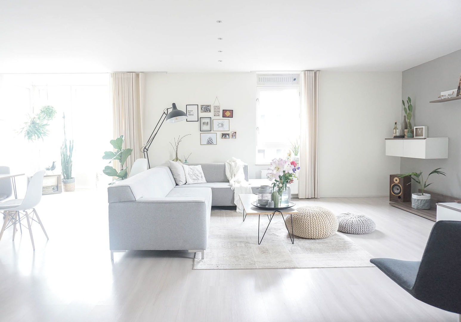 LOW BUDGET RENOVATIE - APPARTEMENT 120 m2, Meer met interieur Meer met interieur Living room