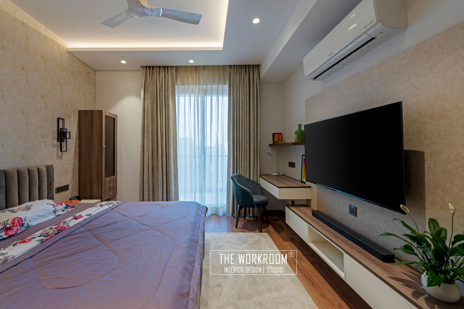 Apartment at Mahindra Luminaire, Golf Course Extn. Road, The Workroom The Workroom Chambre moderne Bois Effet bois