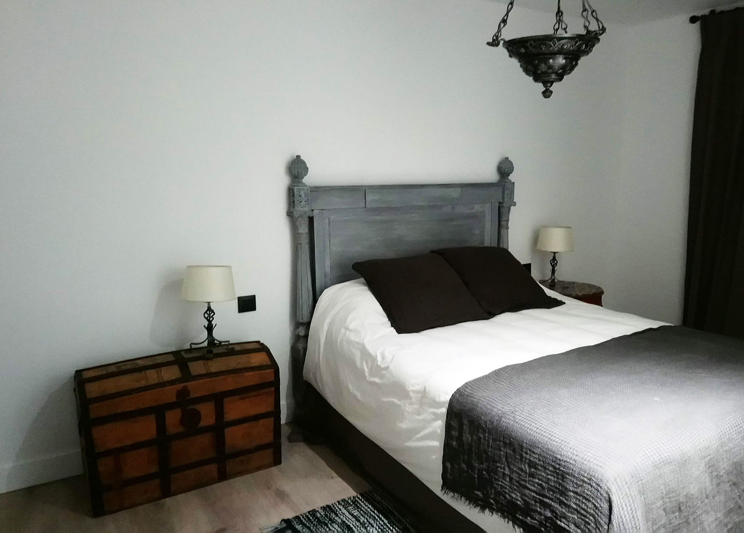 homify Country style bedroom Beds & headboards