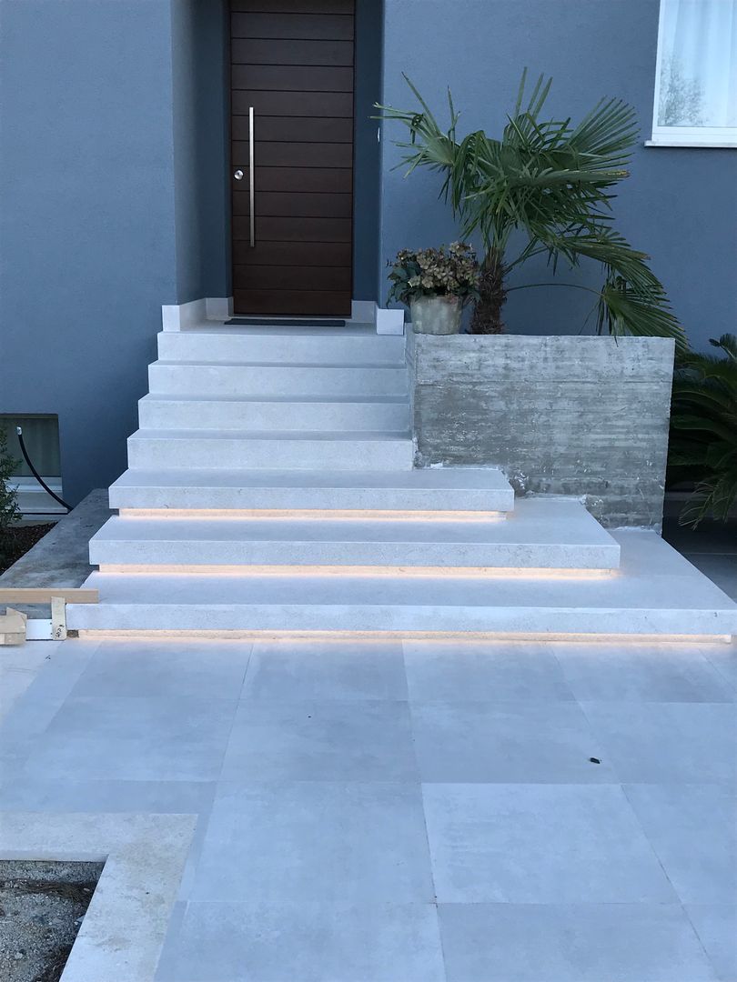 Scala esterna in Trani bocciardato con illuminazione sed, Scurti Marmi Scurti Marmi Stairs