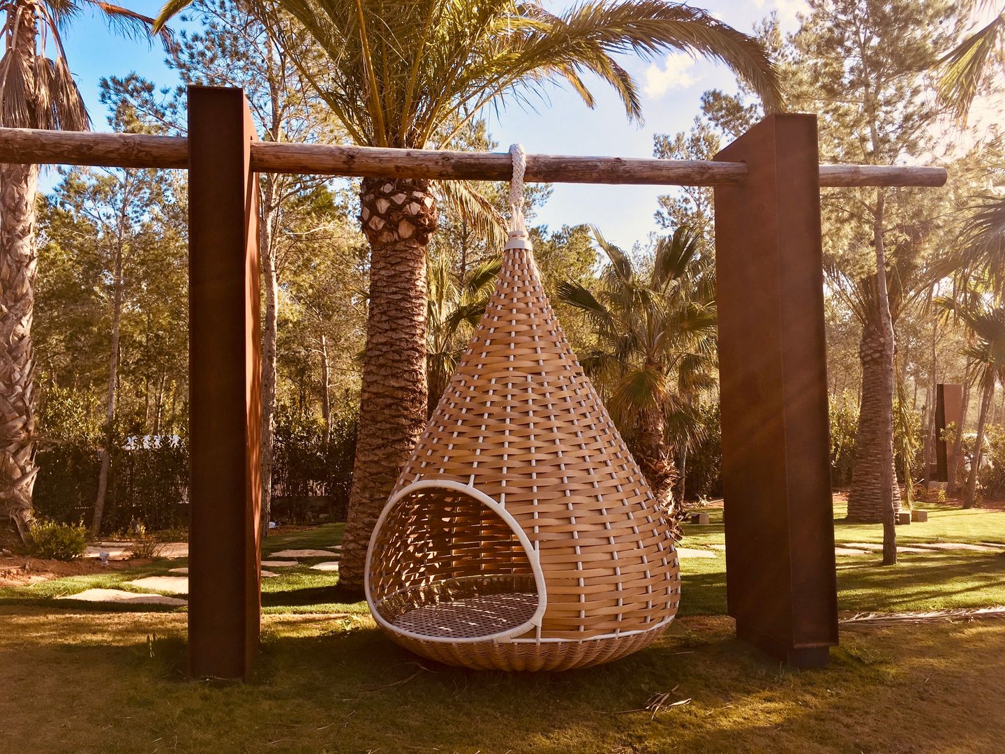 Jacuzzi de cedro para una espectacular casa en Ibiza, CASÁRBOL CASÁRBOL Vườn phong cách mộc mạc