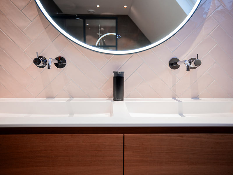 Lichte badkamer met visgraat tegels, De Eerste Kamer De Eerste Kamer Country style bathroom Tiles