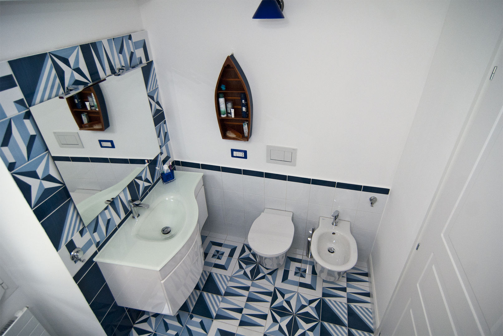 Sapore di mare, A4Architette A4Architette Mediterranean style bathroom Tiles