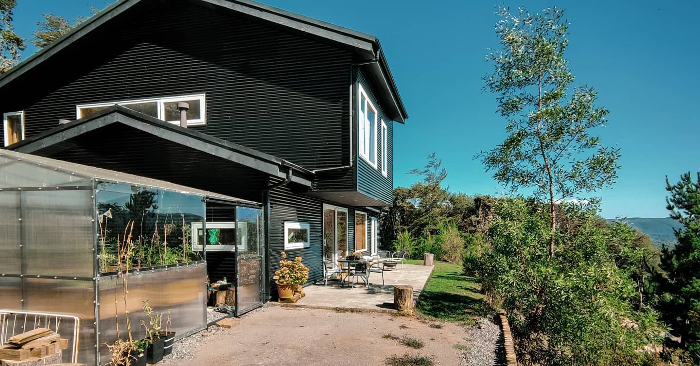 Casa RB - Valdivia WINTERI Casas ecológicas Aluminio/Cinc casa en el bosque, diseño escandinavo, casa sustentable
